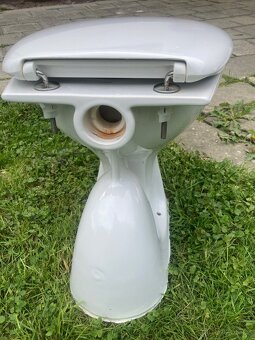 WC s nádržkou a trubkou - 4