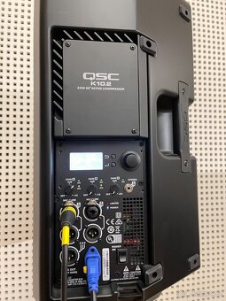 KOMPLETNÍ SESTAVA QSC - mix, aktivní subwoofer, aktivní boxy - 4