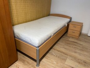 Postel 100x200 s matrací a roštem + stolek - 4