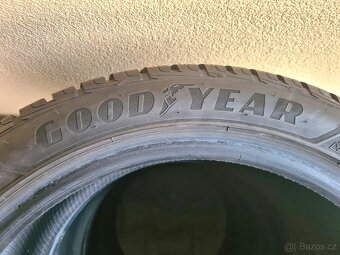 Goodyear UltraGrip 235/45/18 zimní pneumatiky - 4