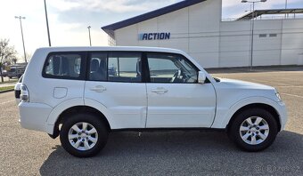 MITSUBISHI PAJERO 3.2DiD 140KW 2016  1 MAJITEL XENON 7 MÍST - 4