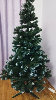 Umělý vánoční stromek s šiškami a sněhem, 220 cm. - 4