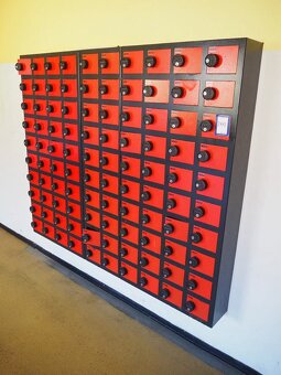 Prodej plechových šatních skříněk, dřevěných lavic a sejfů - 4