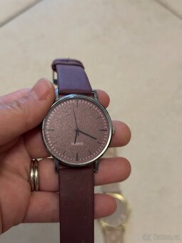 Dvoje stylové hodinky – zlaté + stříbrné, cena za oboje - 4