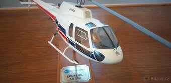 Prodám stolní model vrtulníků AS350 1/30 - 4