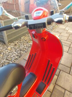 Dětský elektrický skútr Vespa - 4