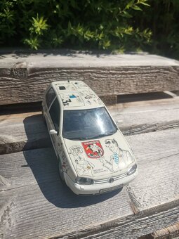 Volkswagen Golf IV 1:18 REVELL - 4