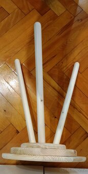 Květinový stolek na trojnožce., - 4