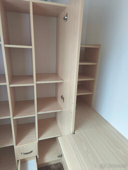 Dřevěná skřín s poličkou a stolem - 4