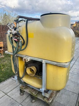 Prodám nesený postřikovač – nádrž 500l - 4