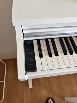 Piano, klavírní stolička, studiová sluchátka - 4