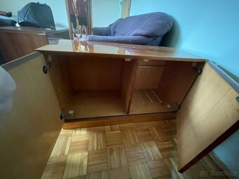 Starý nábytek - Skříně, gauče, stojan na televizi, židle - 4