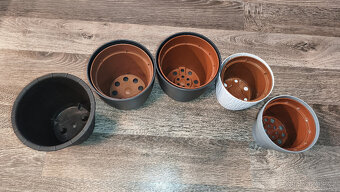 Sada 5 ks plastových květináčů + 4 ks květníků - 4