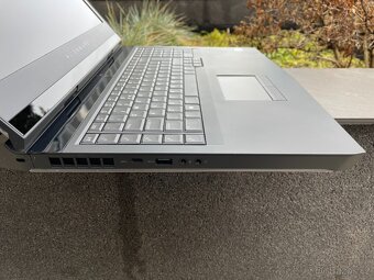 herní Dell Alienware 17 - i7-7820HK, GeForce GTX 1080 8GB - 4