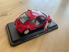 Bburago VOLKSWAGEN New Beetle 1998 červený 1/24 - 4