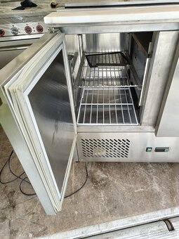 Prodám chlazený stůl saladeta - 4