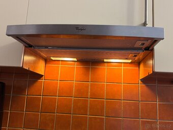Prodám kuchyň včetně myčky AEG a výsuvné digestoře Whirlpool - 4