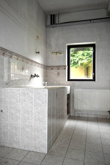 Náchod - Prodej rodinného domu se třemi jednotkami a garáží - 4