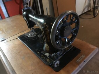 Starý šicí stroj - 4