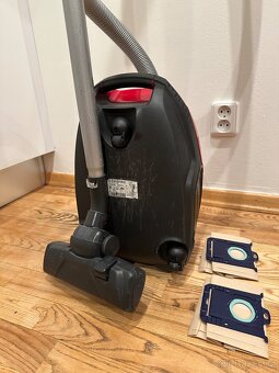 Červený vysavač - 4