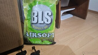 Dvě zbraně a příslušenství - 4