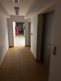 Pronájem obchodních prostor – 829,99 m² - 4