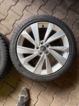 Kompletní zimní kolo Riegel 17" pro Škoda Fabia iv 215/45/1 - 4