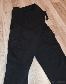 Dětské černé tepláky s kapsami Sinsay - vel. 140 - 4