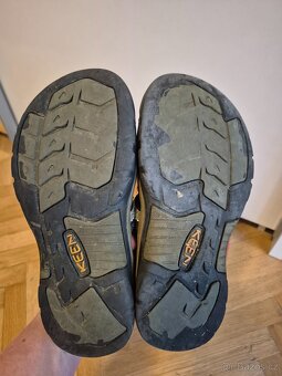 Tenisky Nike, sandály Keen, sandály Alpine Pro - 4