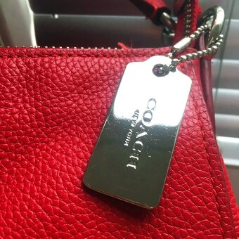 Sytě červená kabelka Coach - 4