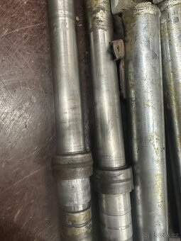 Predám prední tlumiče s krytmi JAWA 250 350 panelka ROVNÉ - 4