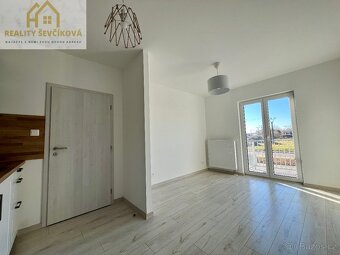 Pronájem pěkného 1+kk s balkónem a komorou - 4