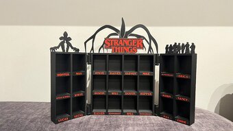 Stranger things vitrínka Oteviraci - 4