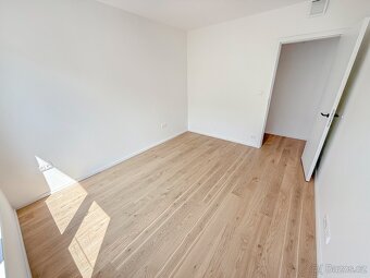 Moderní nový byt 2+kk s balkónem, jen 1 minutu od metra - 4