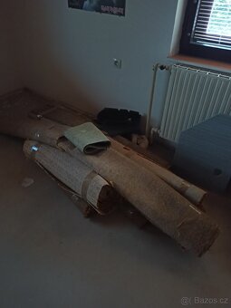 Vyklízení domu, křeslo, desky ze skříní, dveře, koberce - 4