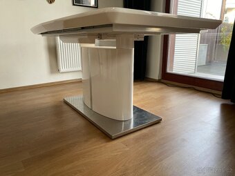 Prodám kvalitní jídelní stůl rozkladaci - 4