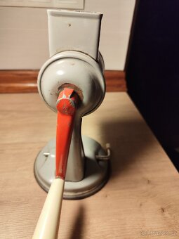 Krásný retro mlýnek na pečivo - 4