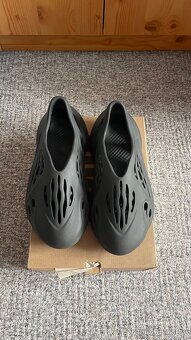 YEEZY FOAM RNNR 42 - 4