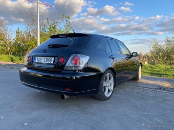 Lexus IS200 SportCross - 4