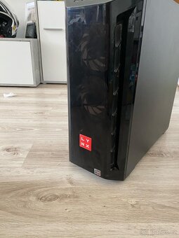 Stolní počítač včetně monitoru, židle, stolu, mikrofonu.. - 4