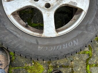 Zimní pneu 215/65 R16 + kola - 4