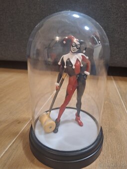 Harley Quinn svítící socha v plastovém displeji - 4