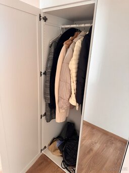 Šatní skříň bílá se zrcadlem PLATSA - 4