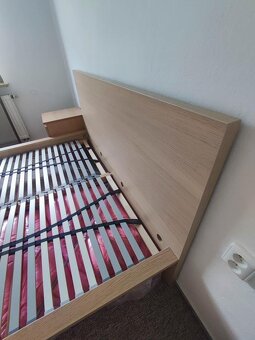 Postel Malm 160x200 + noční stolky Malm - 4