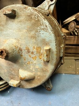 Prodej velké převodovky s olej.náplni v HK. - 4