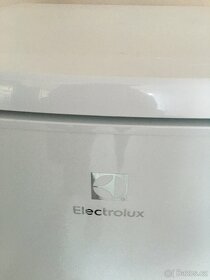 Lednička Electrolux s mrazákem, 1 měsíc zapojená, jak nová - 4