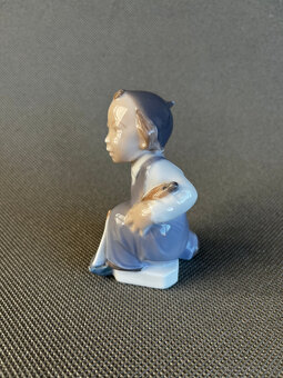 Royal Copenhagen Kodaň Soška Chlapeček s loďkou 10cm - 4