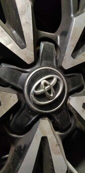 Krásné originál Toyota alu kola plus zánovní pneumatiky - 4