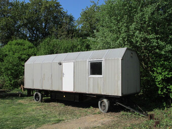 Obytná maringotka 8 m x 2,4 m, zateplená, pojízdná - 4