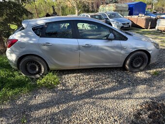 Opel Astra J 1.4 16v 74 kw r.v. 2010 - 4